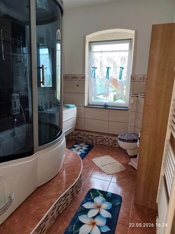 Badezimmer mit Waschbecken, WC, Dusch- Wannkombination 