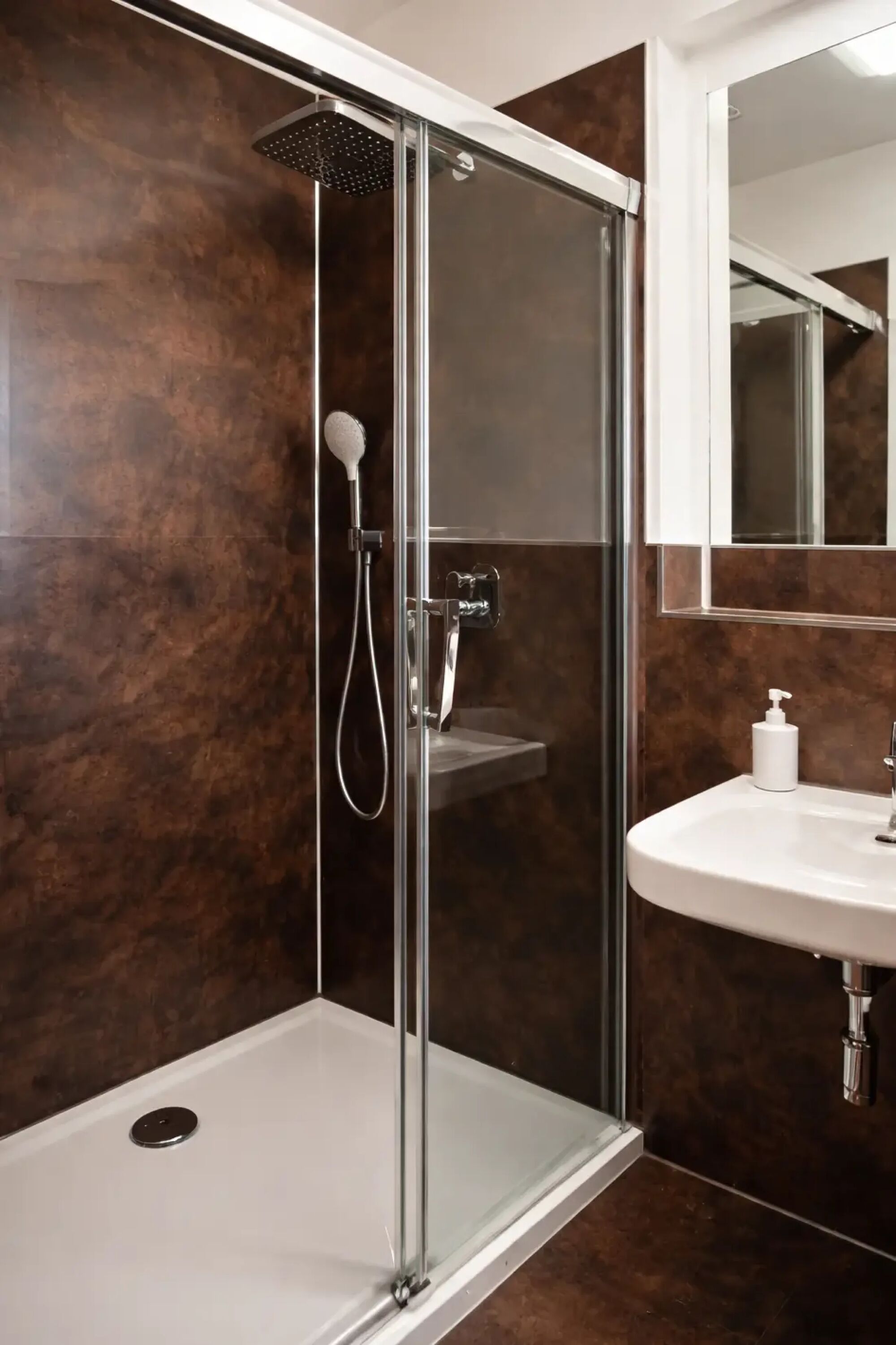 Badezimmer mit Dusche und WC