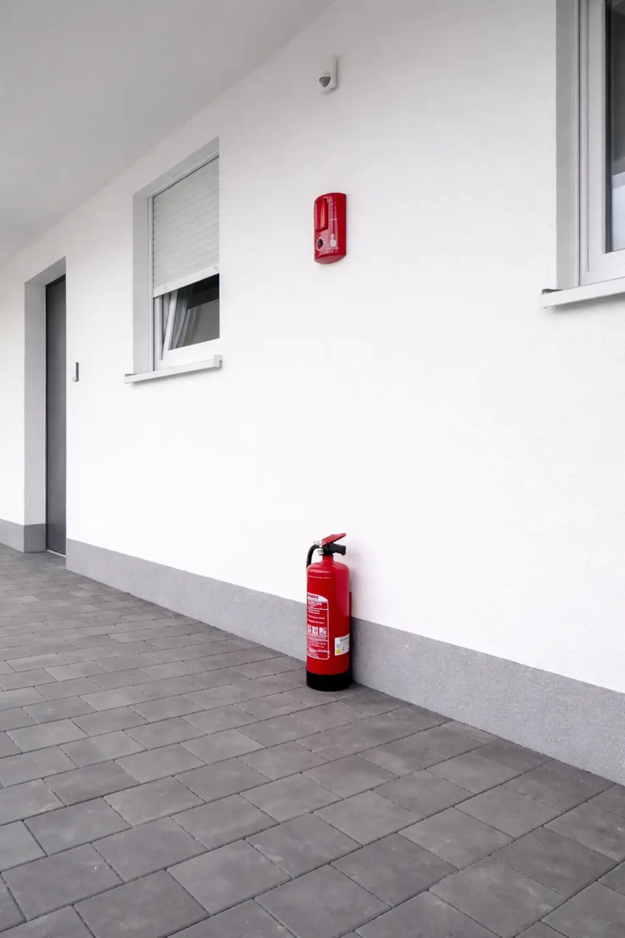 Feuerlöscher und Feueralarm außerhalb des Hauses