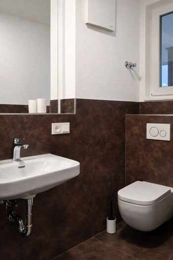 Badezimmer mit Dusche und WC