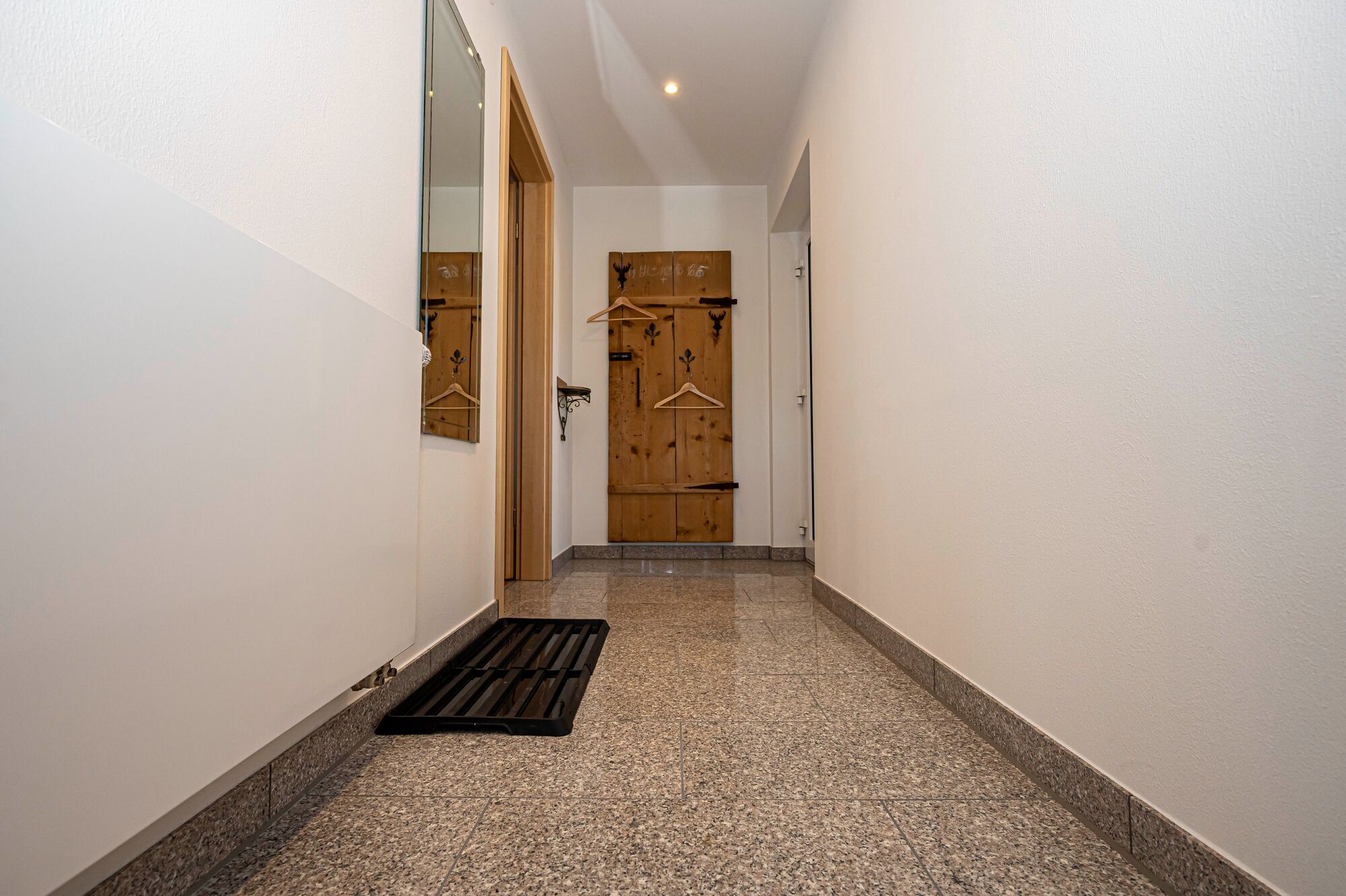 Flur, rechts Haustüre, links Schlafzimmertüre