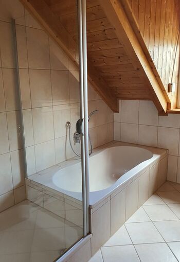 Badezimmer mit Dusche und Badewanne 