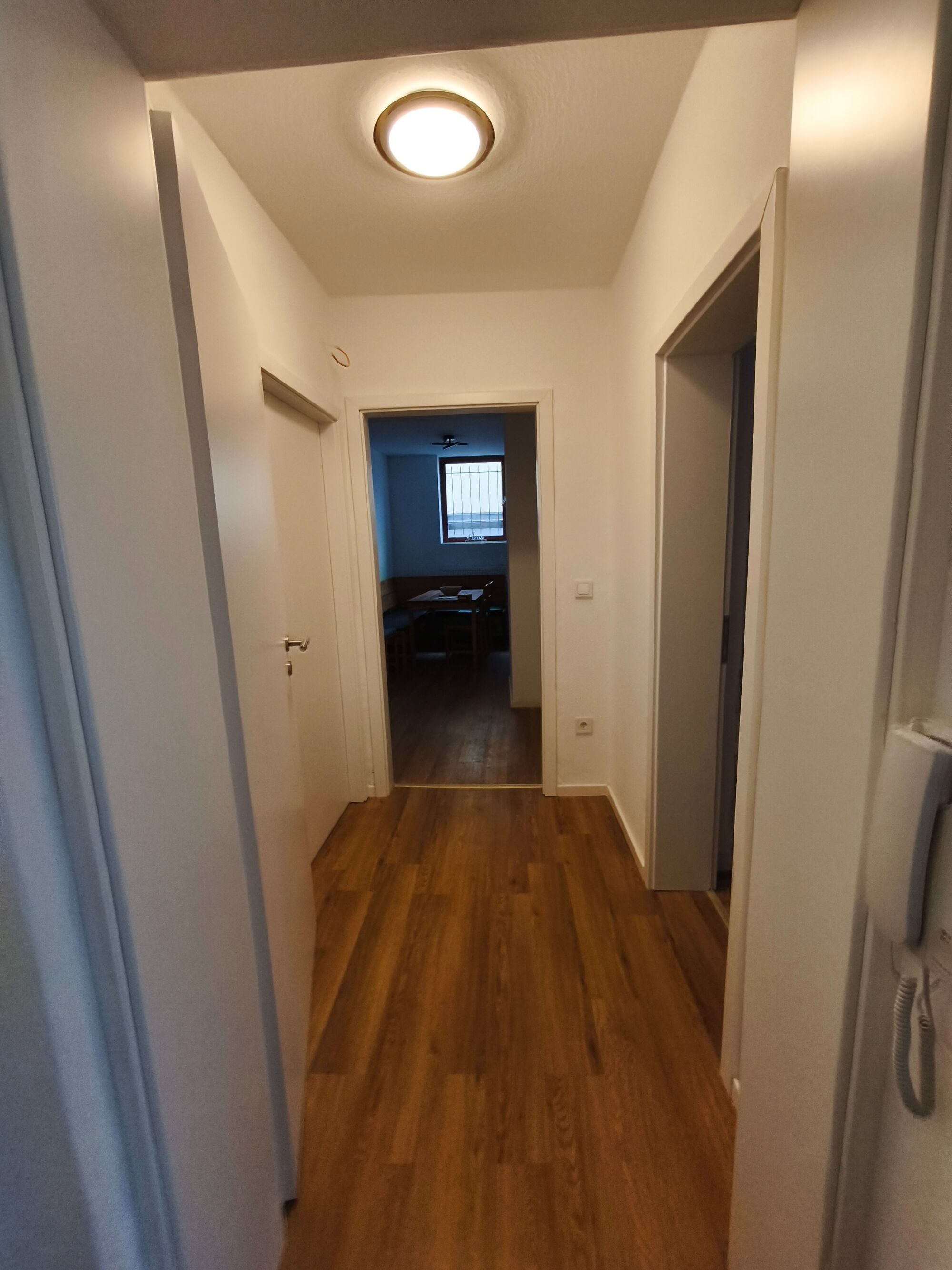 EG - Flur mit Blick vom Bad/WC aus auf Küche