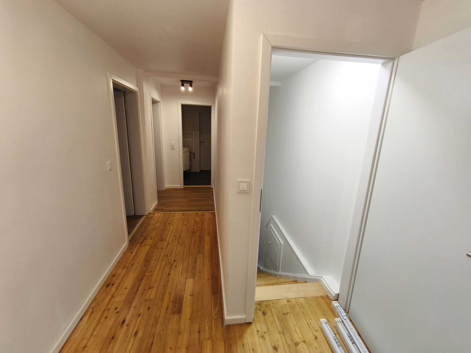 OG - Flur mit Blick vom großen Zimmer auf andere Zimmer und Bad/WC