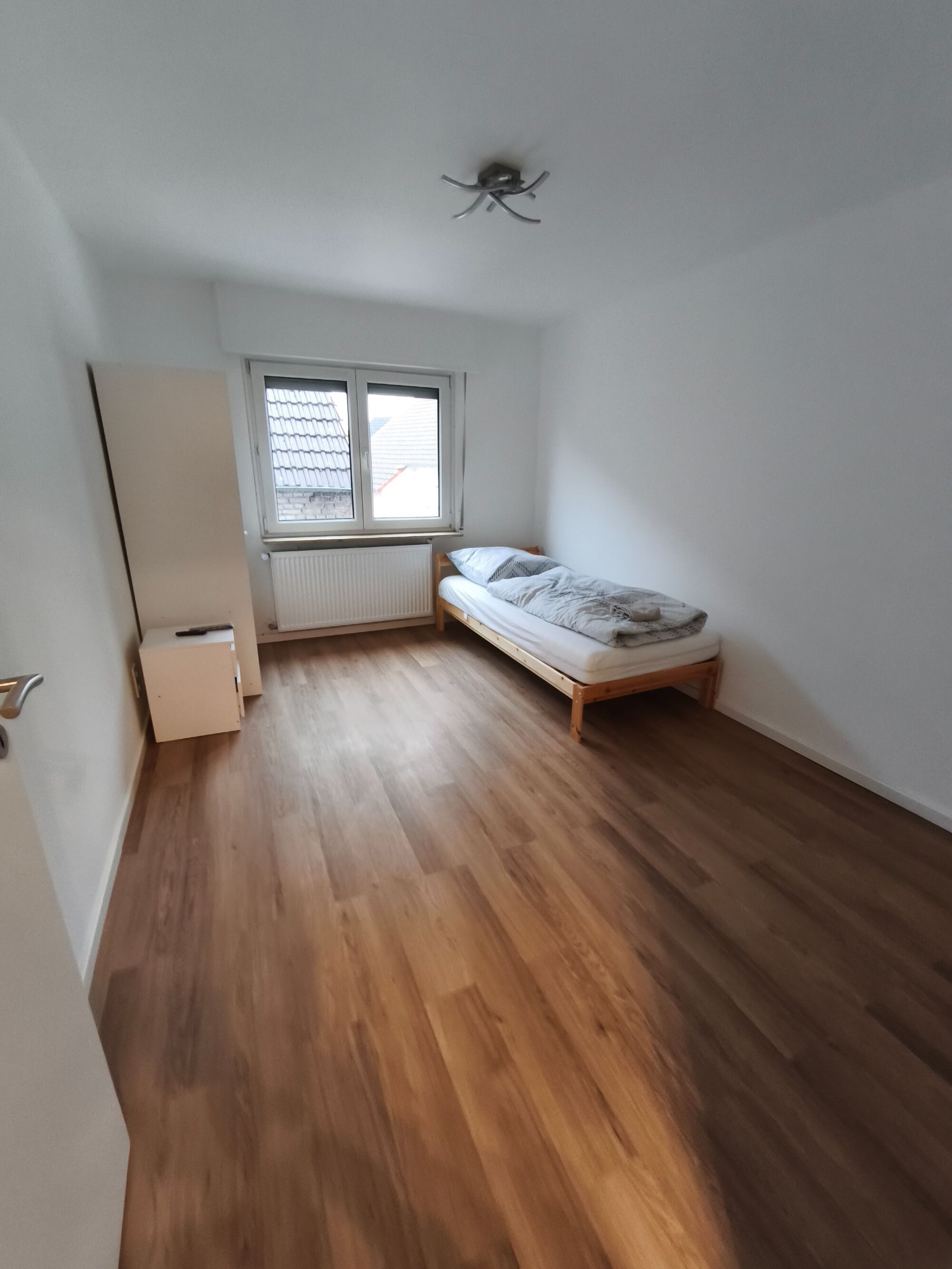 OG - kleines Zimmer mit einem Einzelbett, Schrank, Kommode und Smart-TV