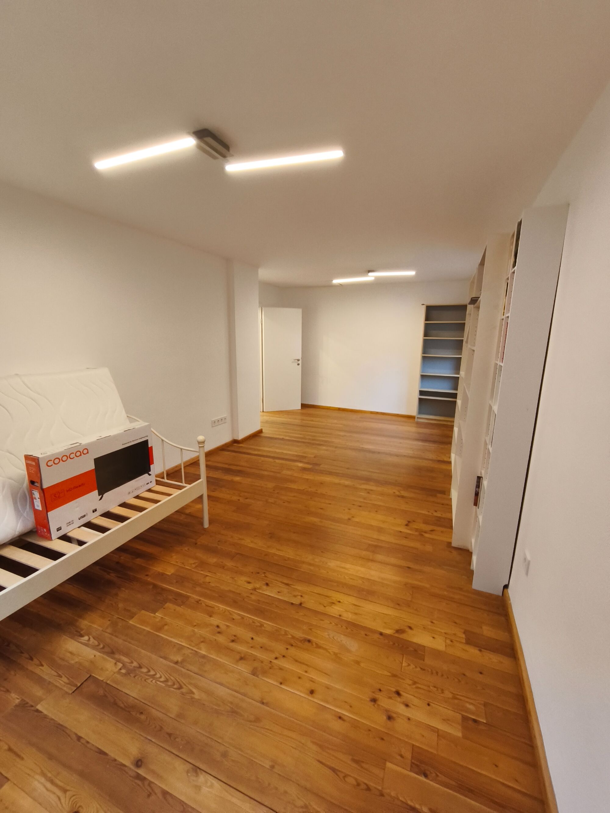 OG - großes Zimmer, aktuell mit einem Bett (bis zu 3 Betten möglich), Schrank und Kommode