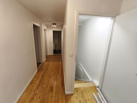 OG - Flur mit Blick vom großen Zimmer auf andere Zimmer und Bad/WC