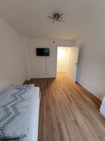 OG - kleines Zimmer mit einem Einzelbett, Schrank, Kommode und Smart-TV