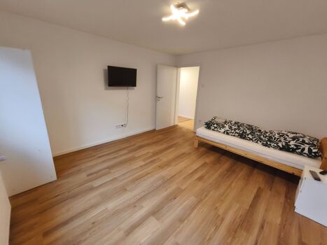 OG - 2. großes Zimmer, aktuell mit einem Bett (bis zu 2 Betten möglich), Schrank und Kommode