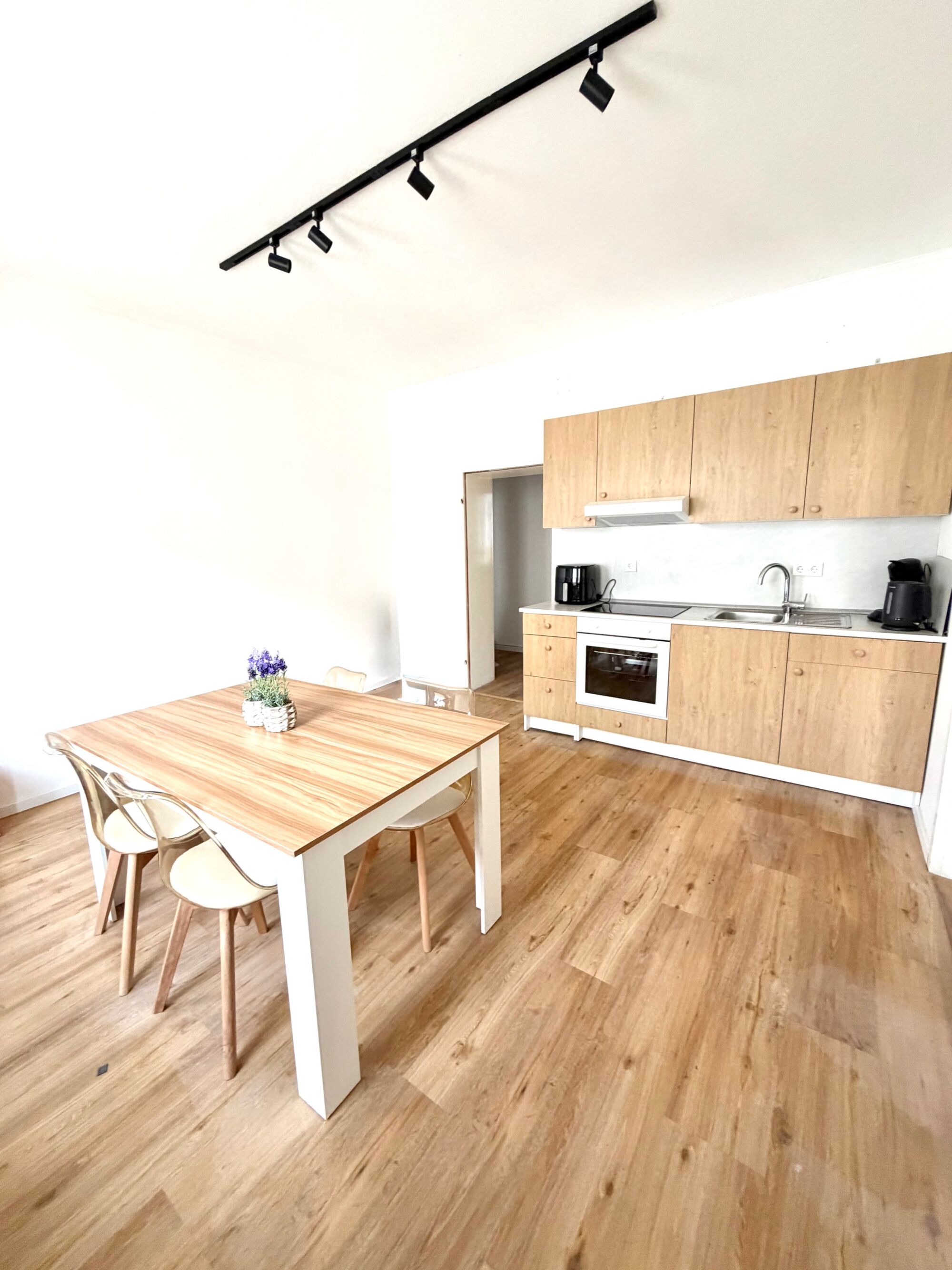 Vollausgestatte Küche mit E Geräte / Ofen Kochplatte Airfiyer Kaffemaschine Toaster und Wasserkocher 