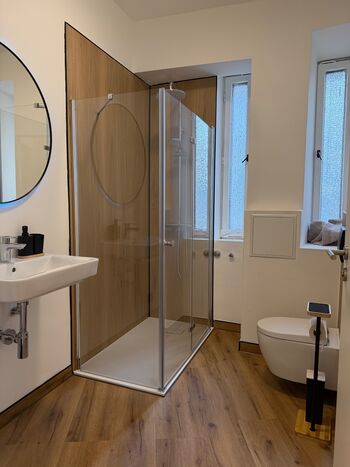 Moderne Regendusche mit Waschtrockner 