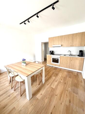 Vollausgestatte Küche mit E Geräte / Ofen Kochplatte Airfiyer Kaffemaschine Toaster und Wasserkocher 