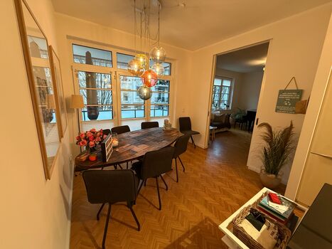 Essbereich mit Blick zum Süd-Balkon und Wohnzimmer