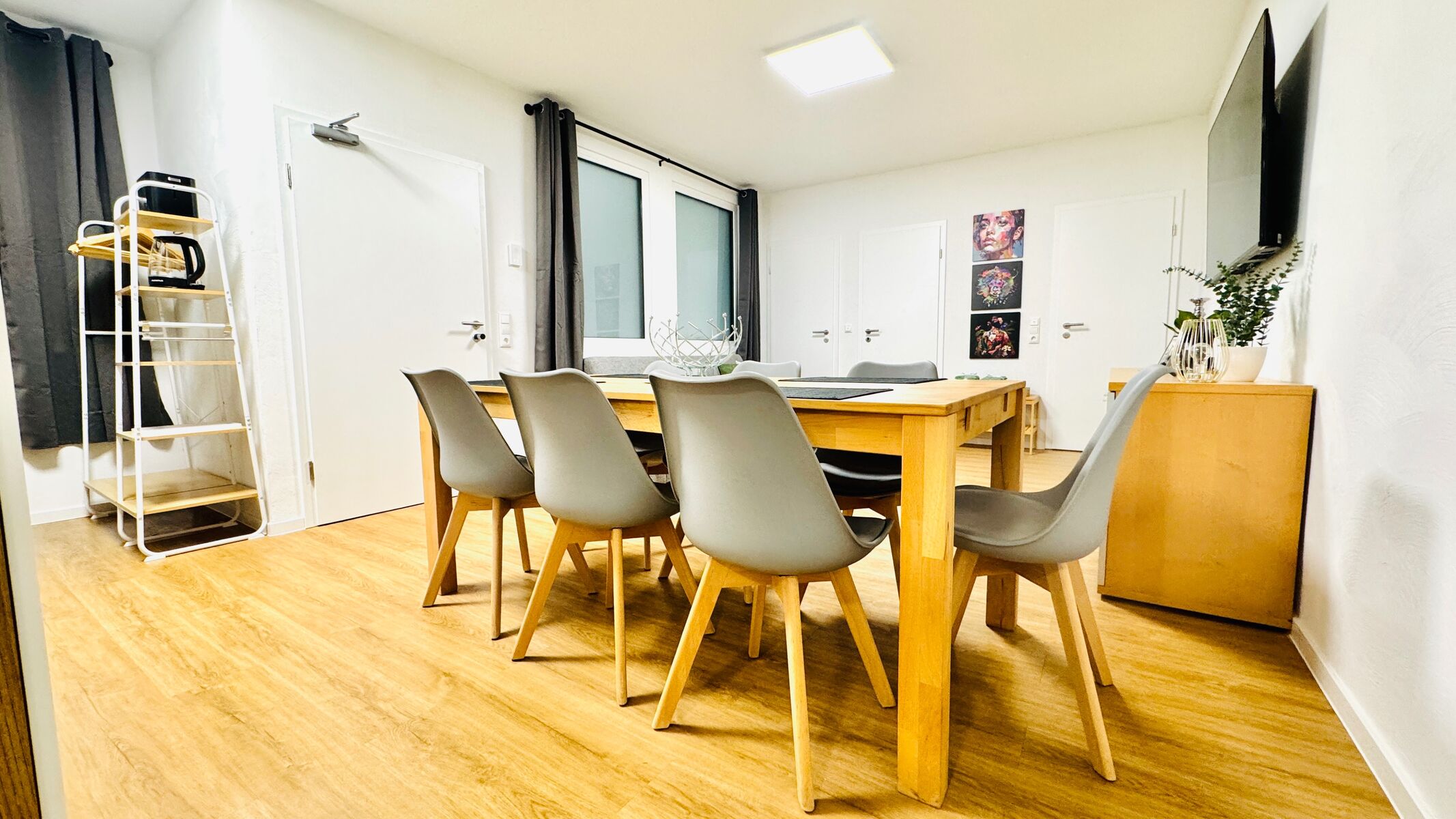 Wohnzimmer / Esszimmer bis 7 Personen mit TV und Schlafcouch