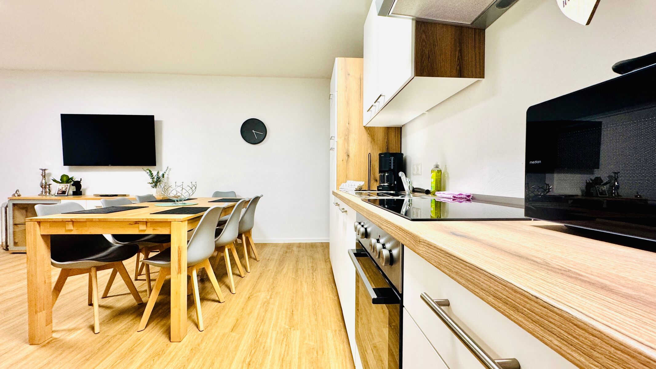 Einbauküche mit absoluter Vollausstattung + Esstisch bis 7 Personen