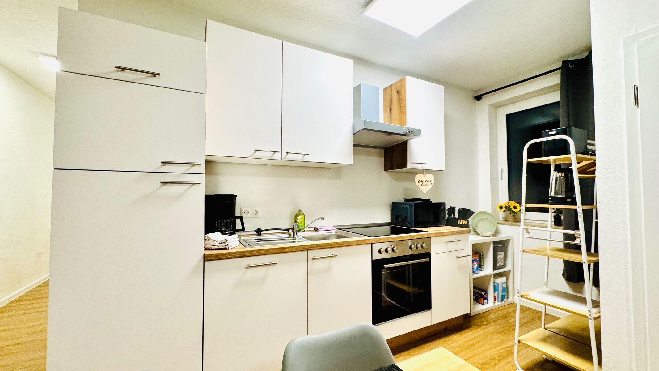 Einbauküche mit absoluter Vollausstattung + Esstisch bis 7 Personen