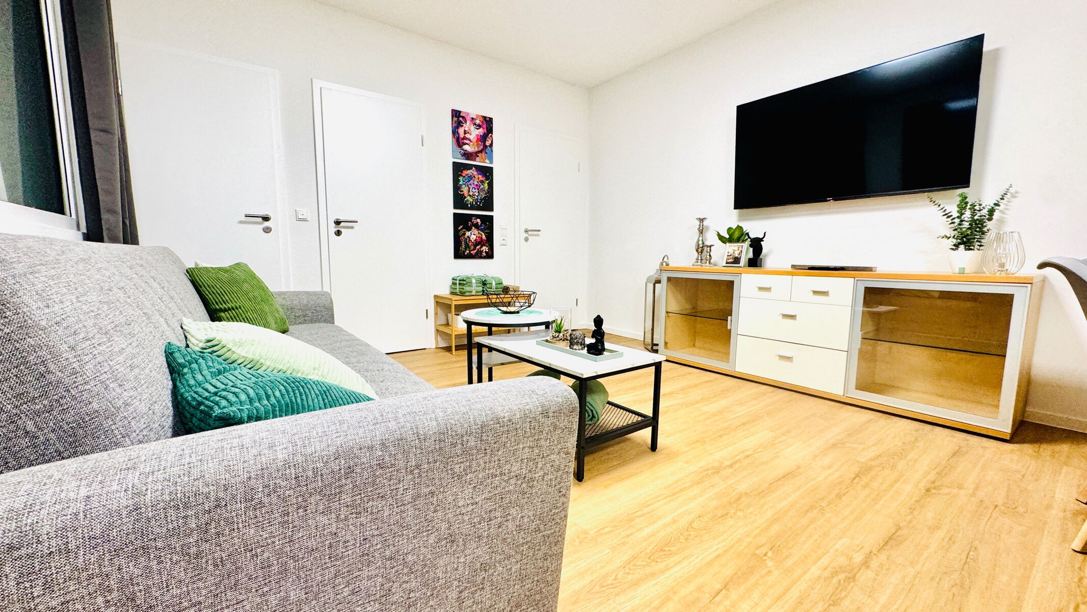 Wohnzimmer / Esszimmer bis 7 Personen mit TV und Schlafcouch