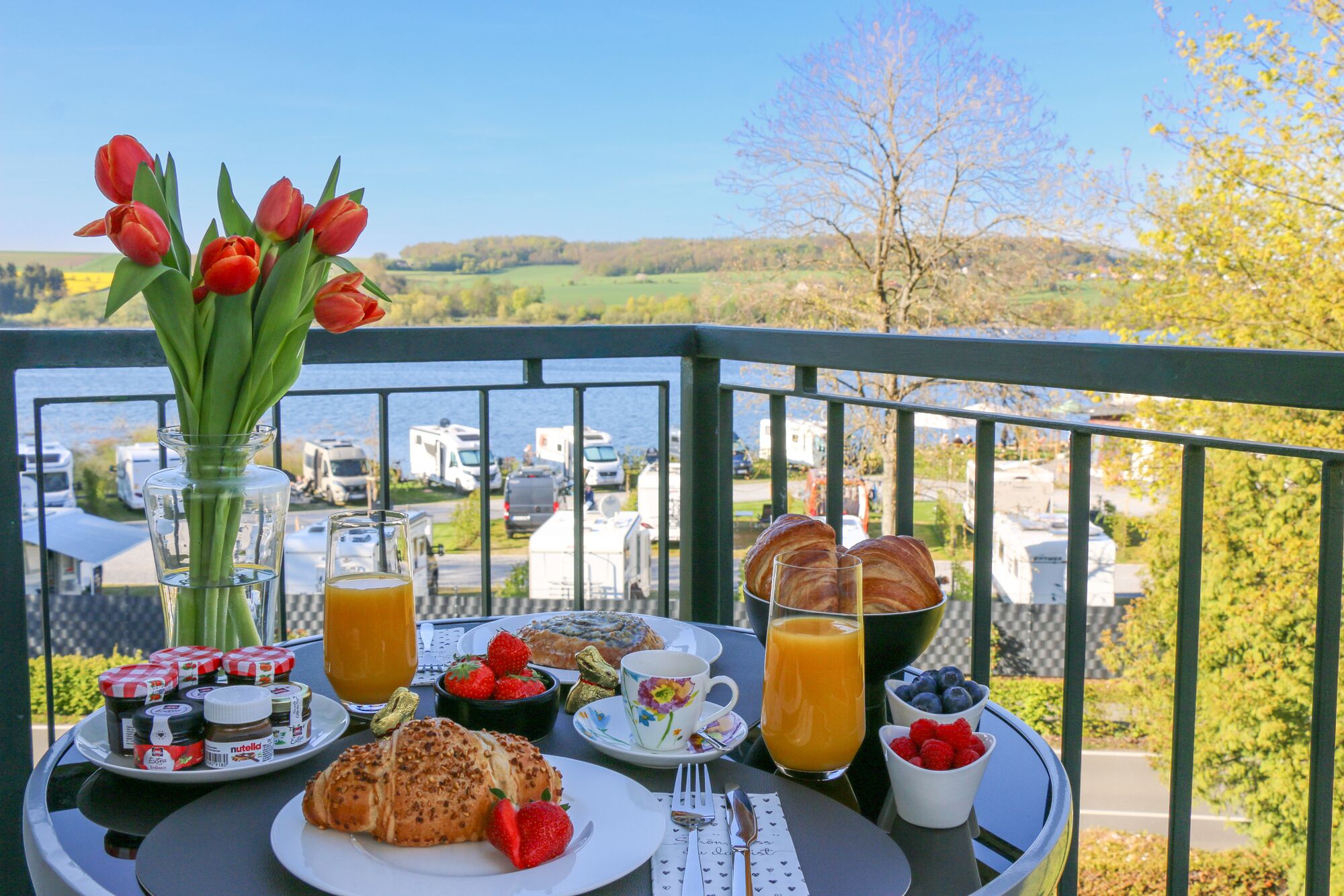 Modernes Apartment mit Balkon und Blick auf den Möhnesee