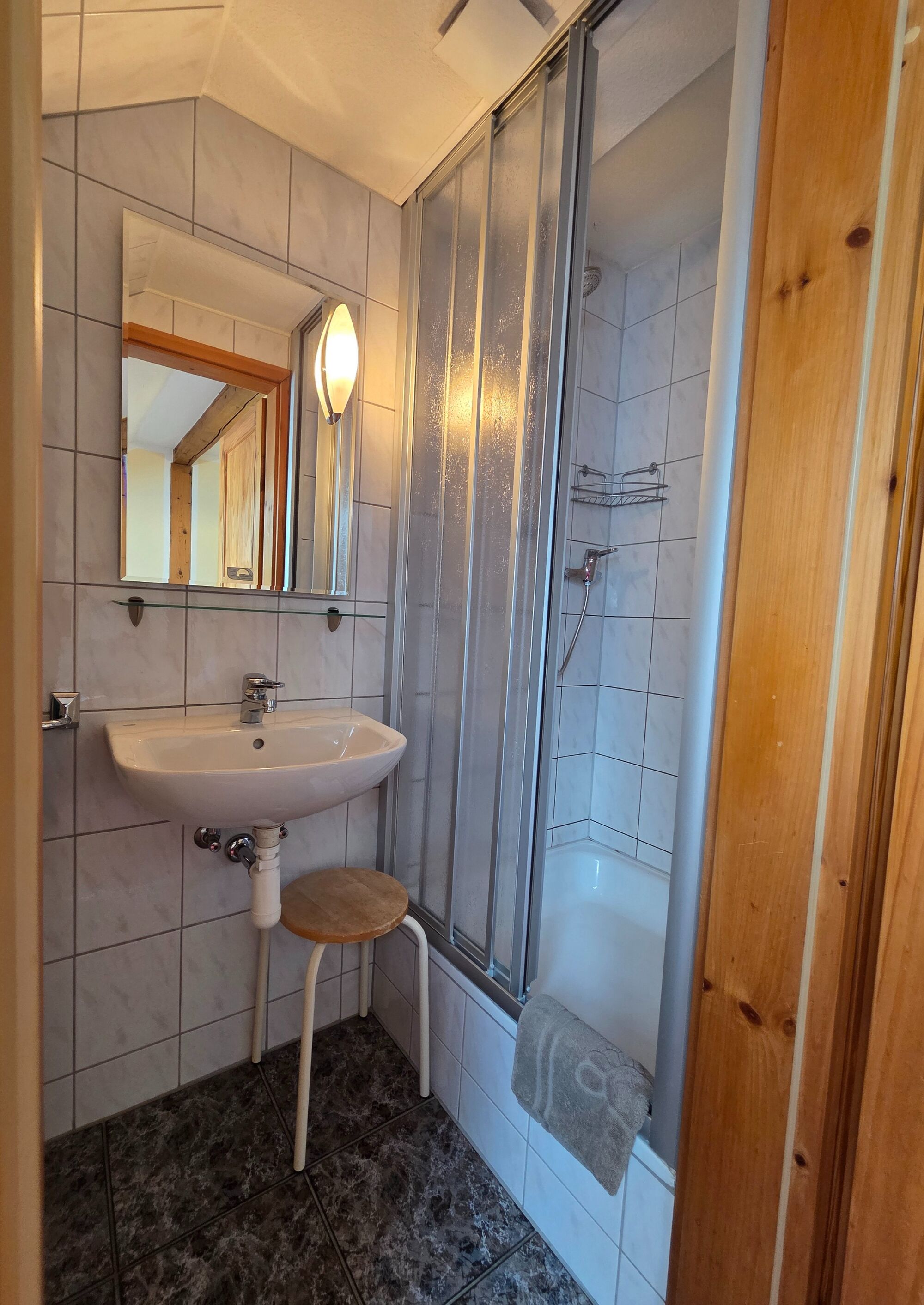 Badezimmer mit Wc & Dusche