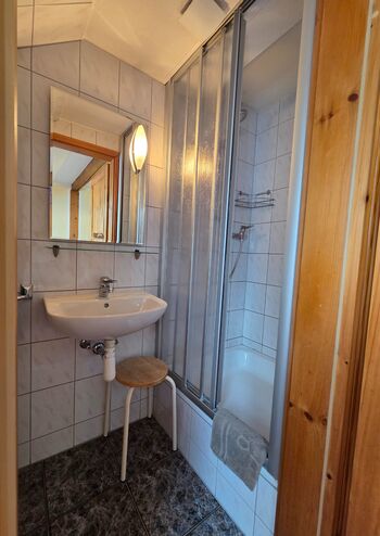 Badezimmer mit Wc & Dusche