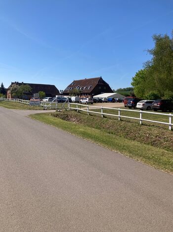 Starßenansicht mit Parkplatz