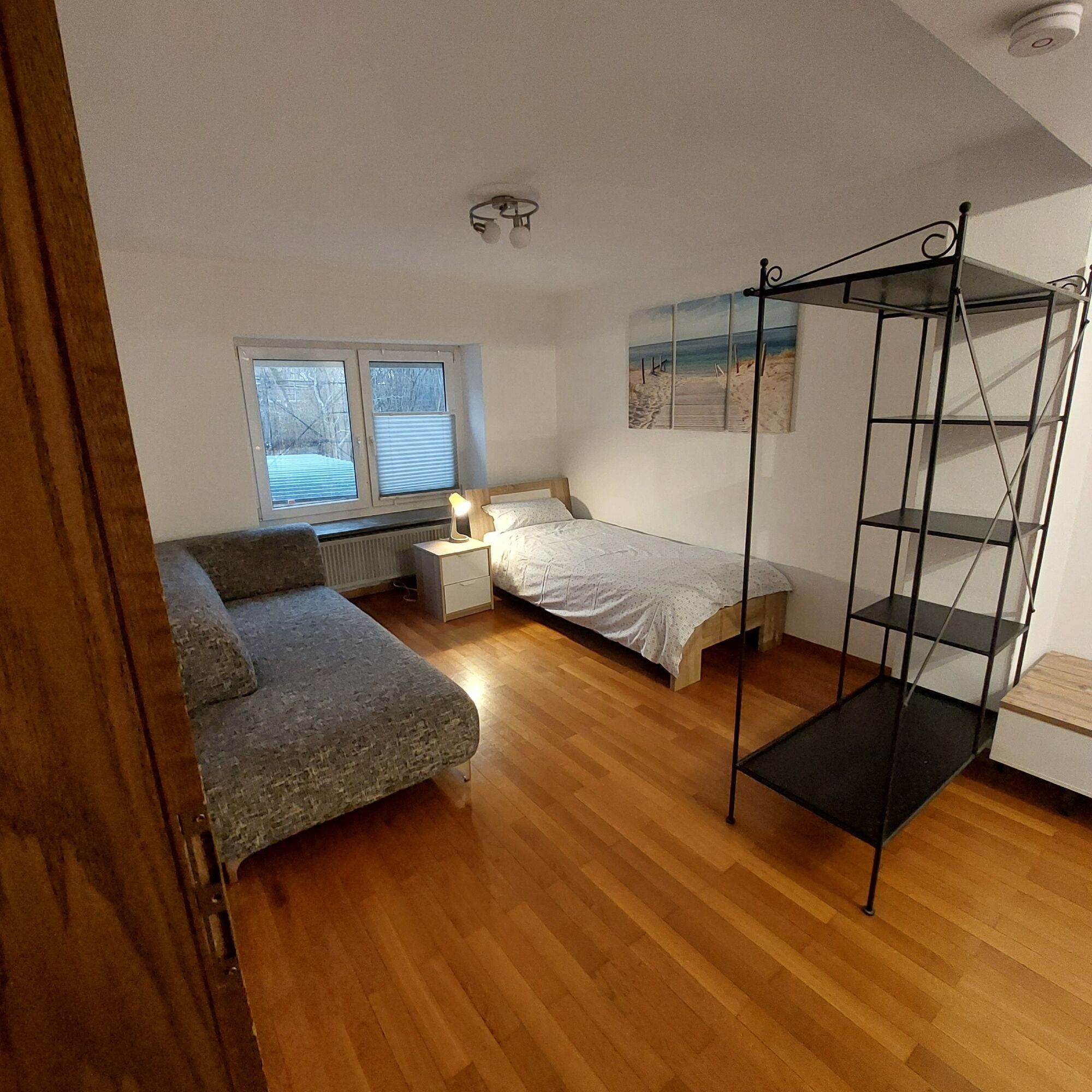 Einzelbett im Schlafzimmer im EG