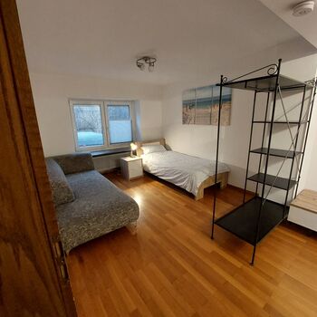 Einzelbett im Schlafzimmer im EG