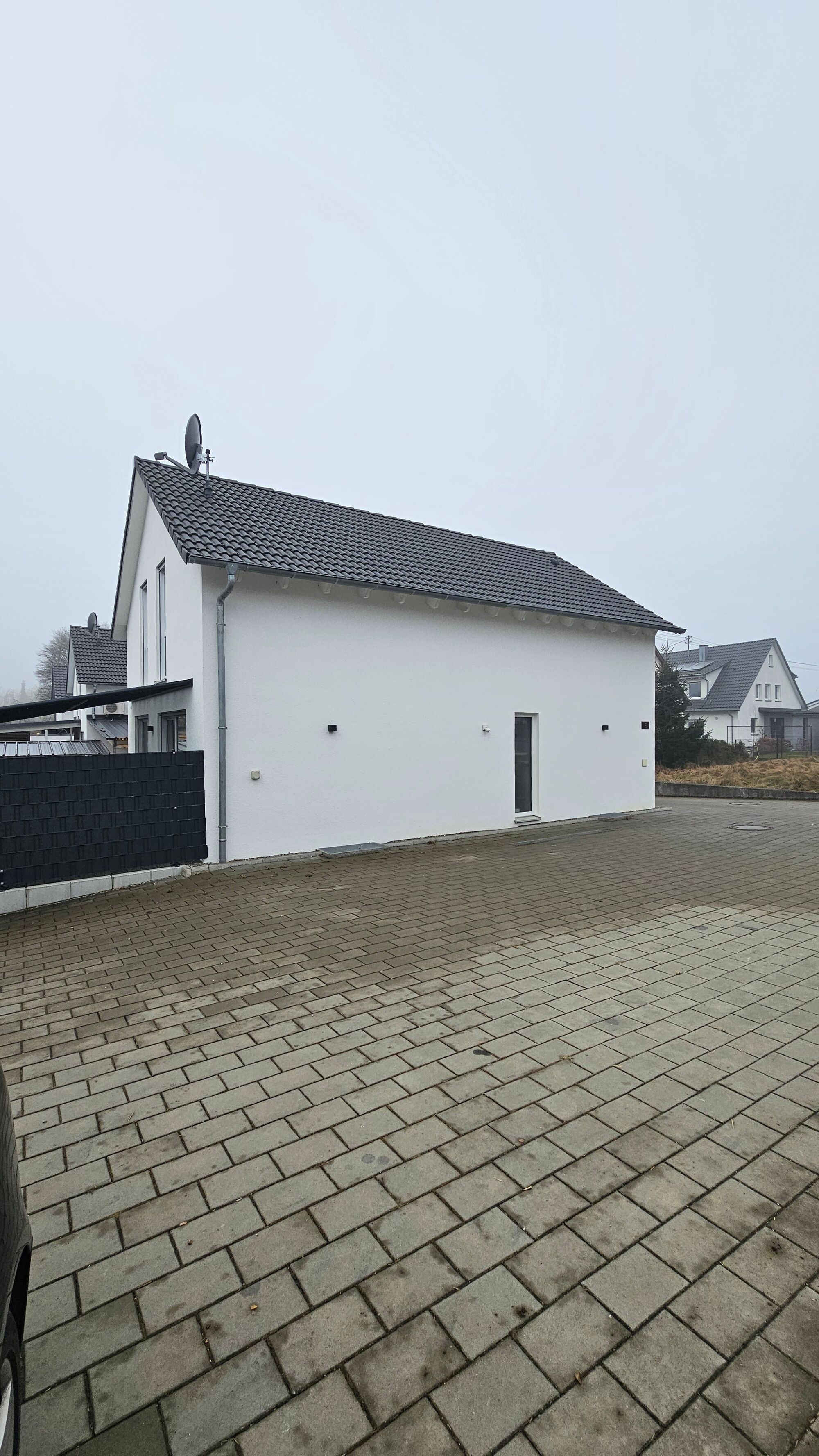 Parkplatz vor dem Gebäude