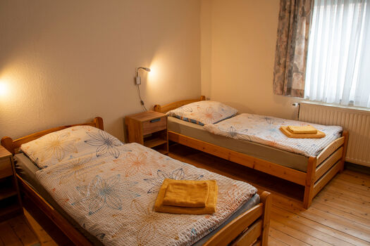 Zweibettzemmer mit angrenzendem Bad Zimmer 2