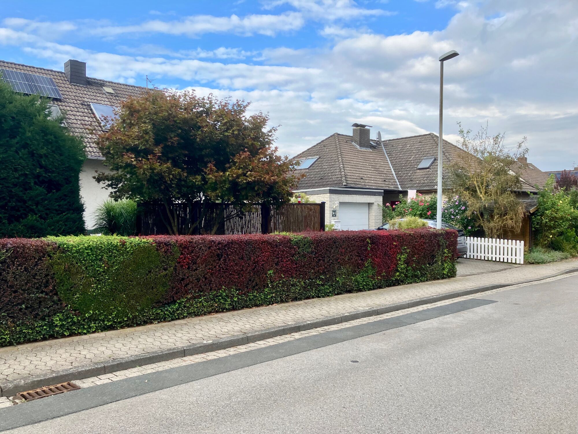 Blick auf freie Parkplätze vorm Haus.