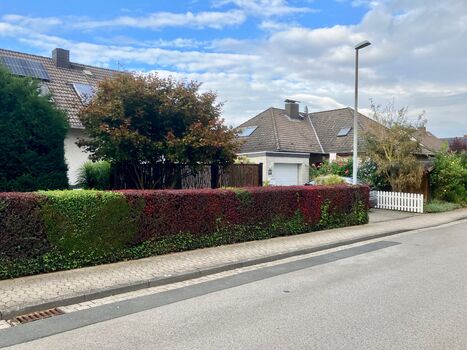 Blick auf freie Parkplätze vorm Haus.