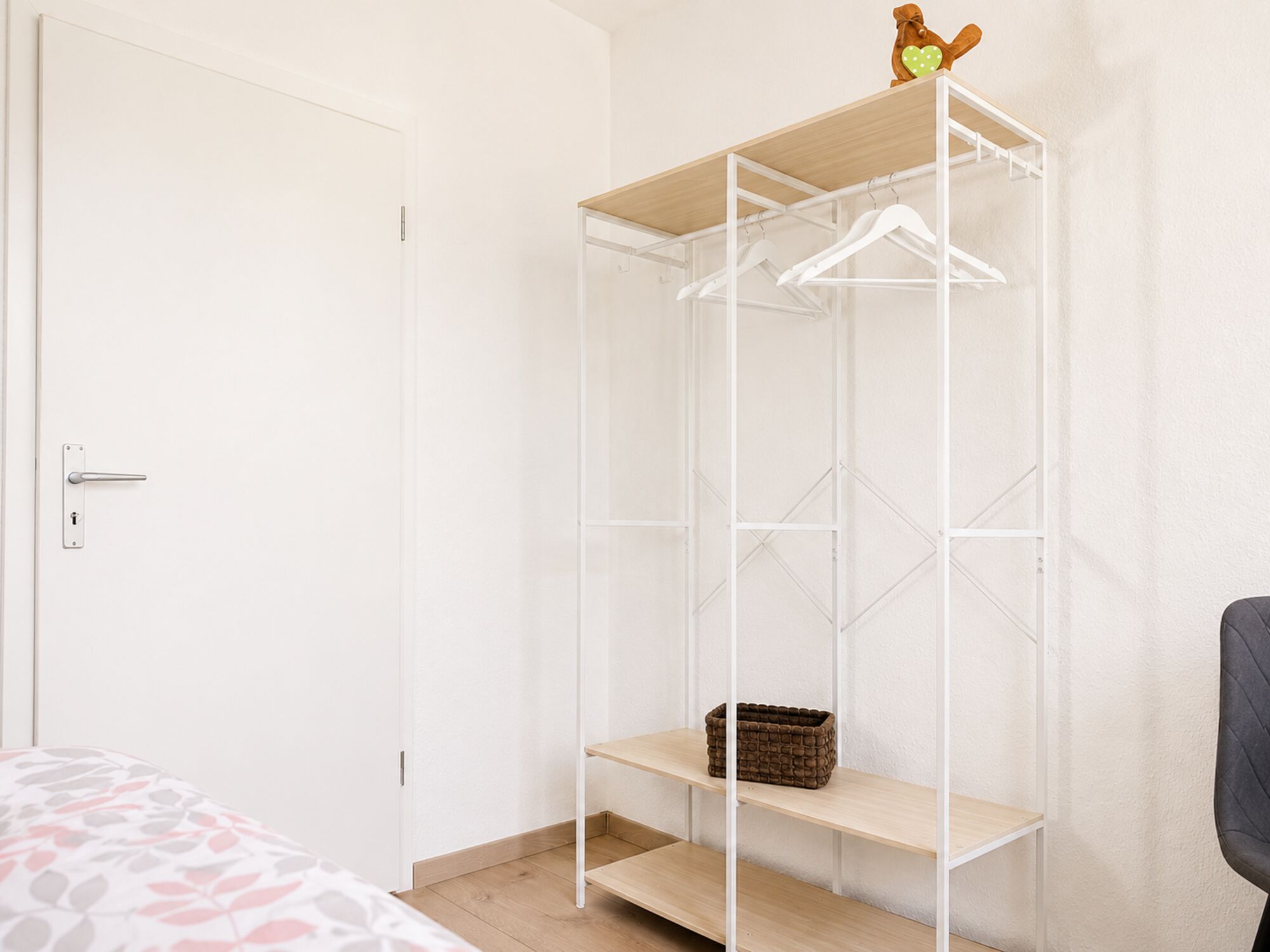 Schlafzimmer1 - Kleiderregal mit Stauraum und Kleiderbügel