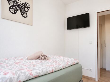 Schlafzimmer1 - Ansicht zur Zimmertür, Smart-TV inklusive.