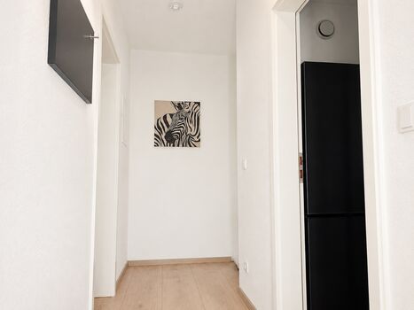 Ansicht zum Eingang - Schlafzimmer1 (links) - Küche (rechts)