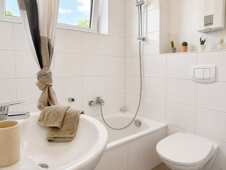 Ansicht Badezimmer zur Badewanne / Duschbereich 