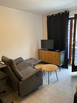 Couch mit Liegesessel und TV