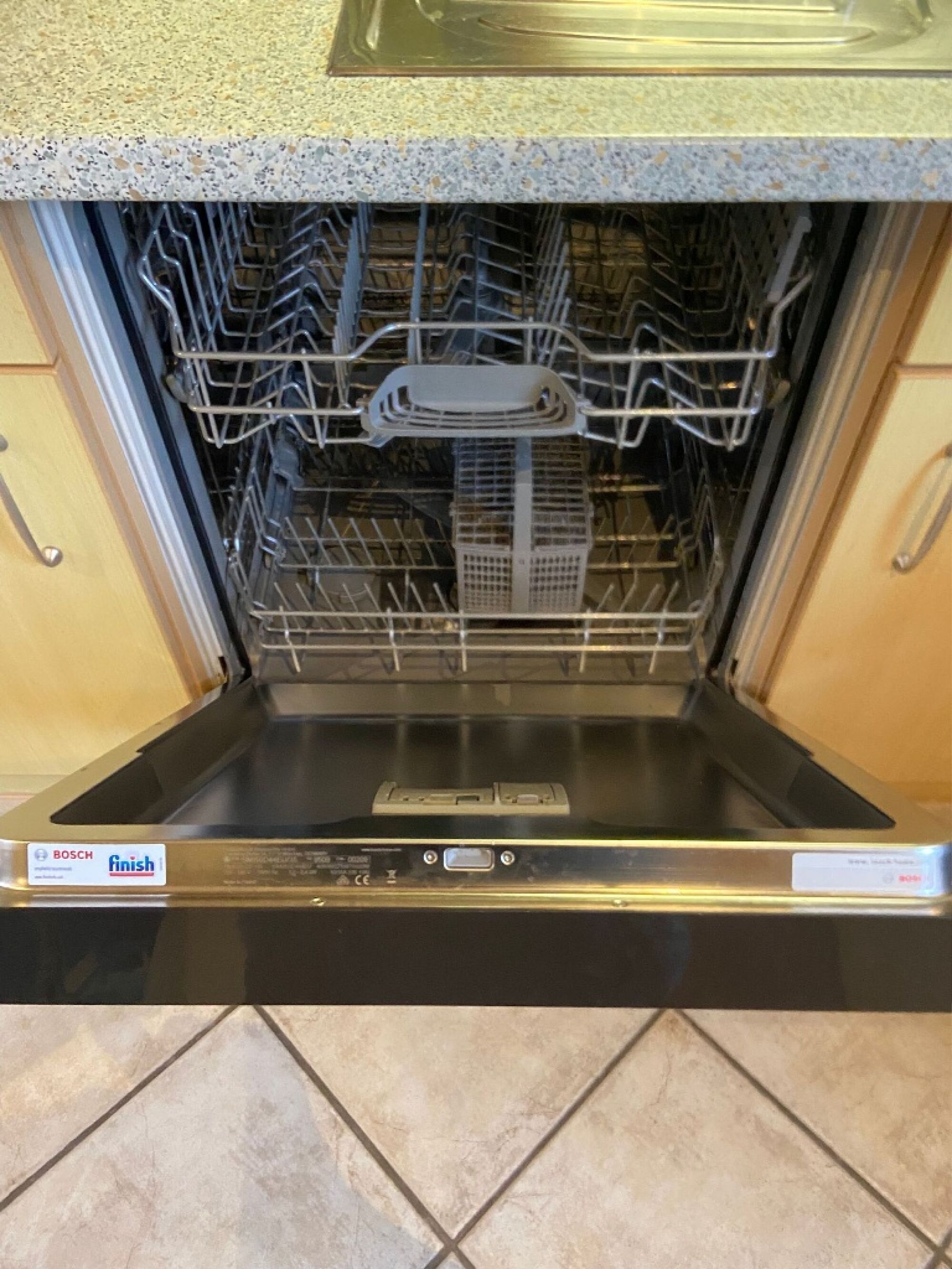 mit Geschirrspülmaschine