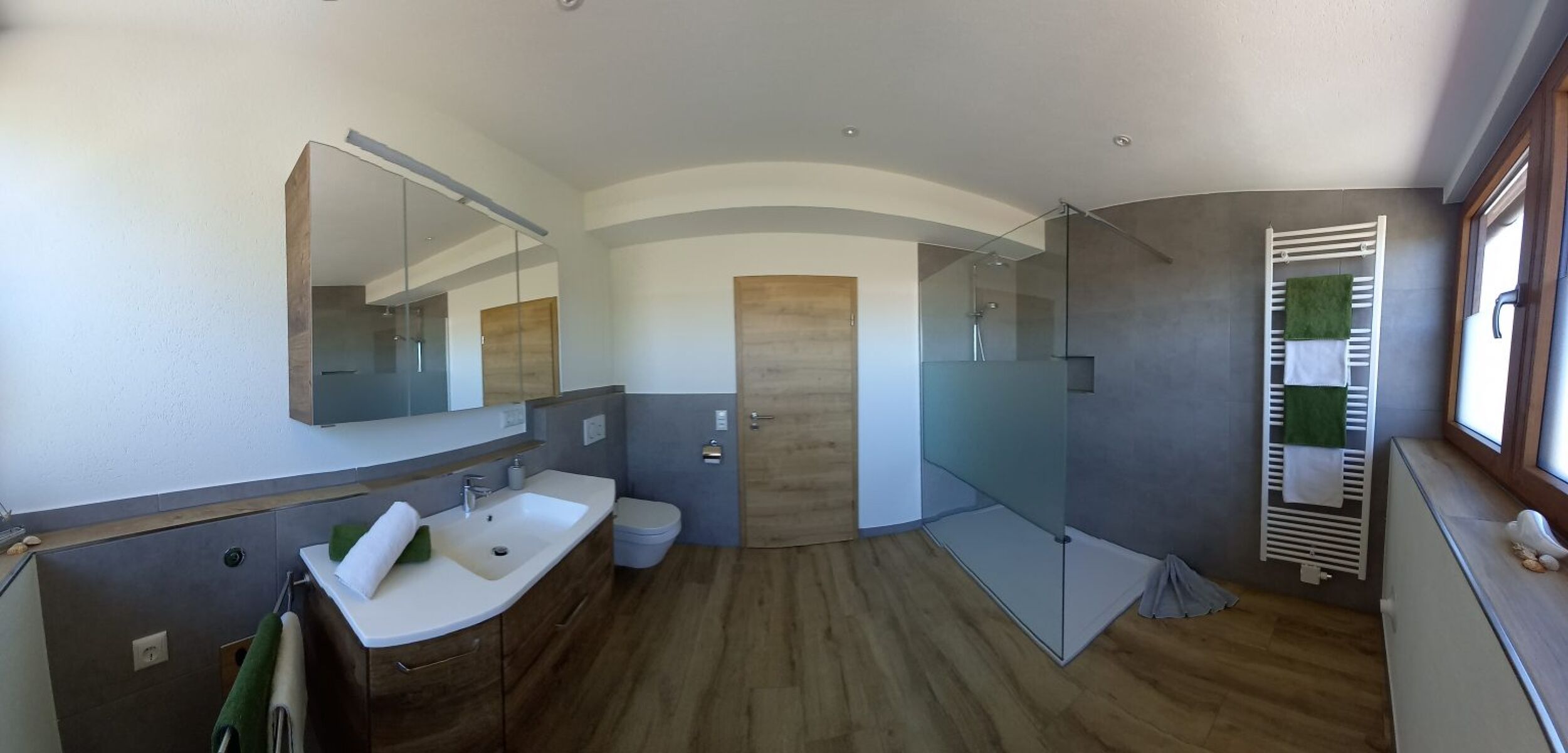 Badezimmer mit Regendusche