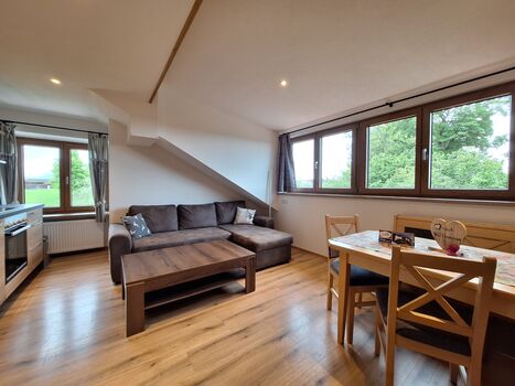 Wohnküche mit Blick über die Baumkronen