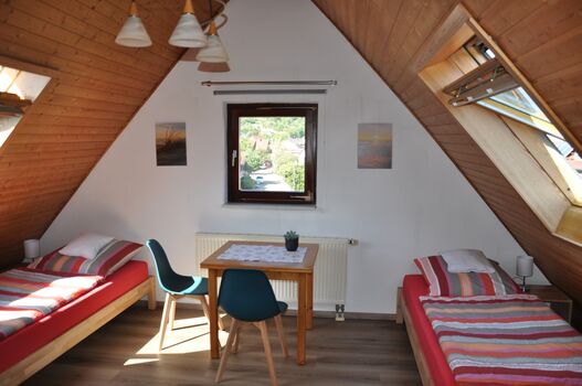 Schöne DG-Wohnung mit Gartensitzplatz Bild 1