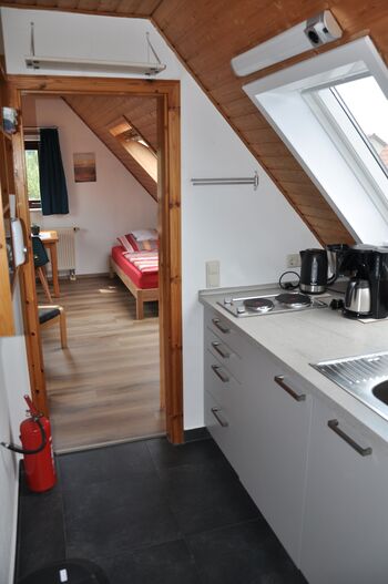 Schöne DG-Wohnung mit Gartensitzplatz Bild 3