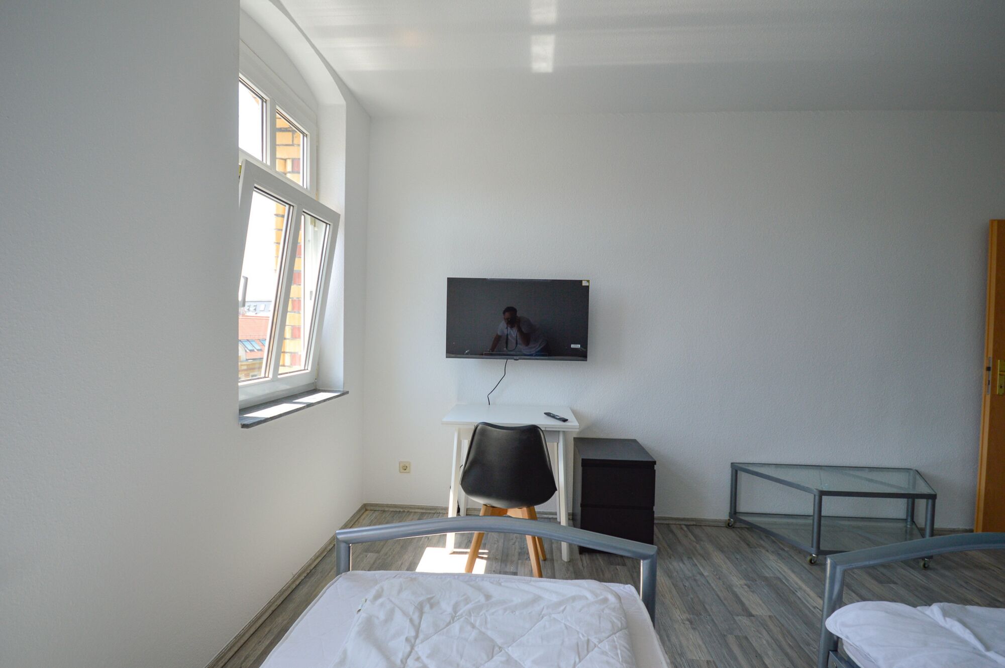 TV und Arbeitstisch