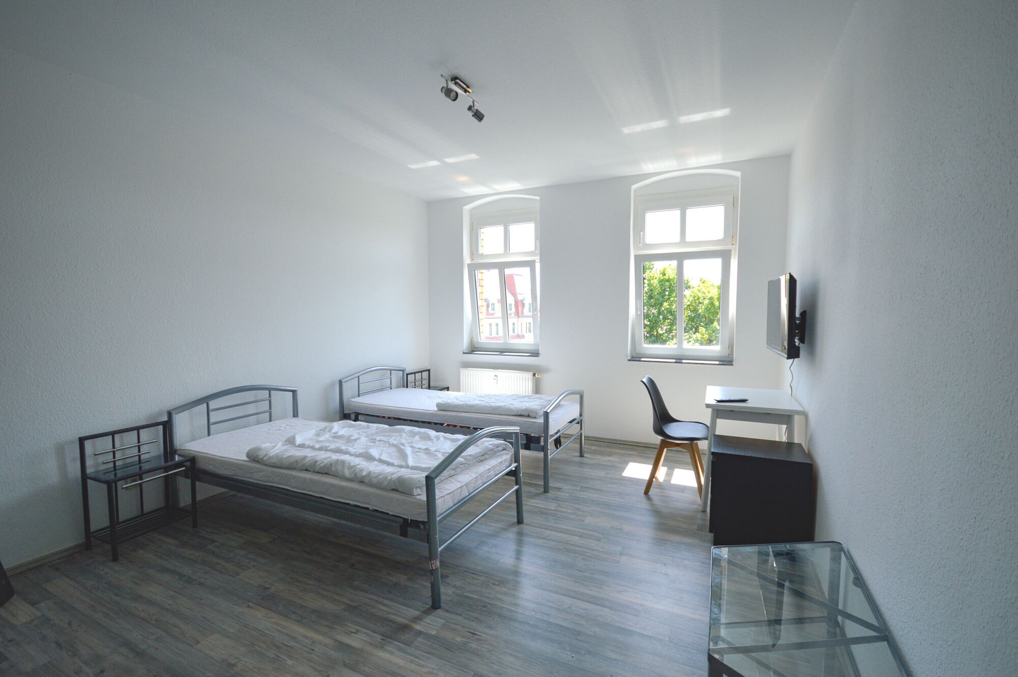 Schlafzimmer 2 Betten TV und Arbeitstisch