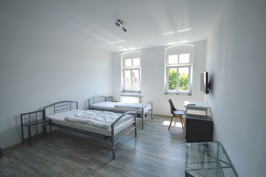 Schlafzimmer 2 Betten TV und Arbeitstisch