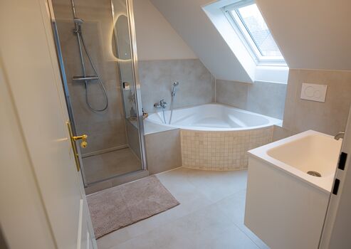 Bad mit großer Badewanne 