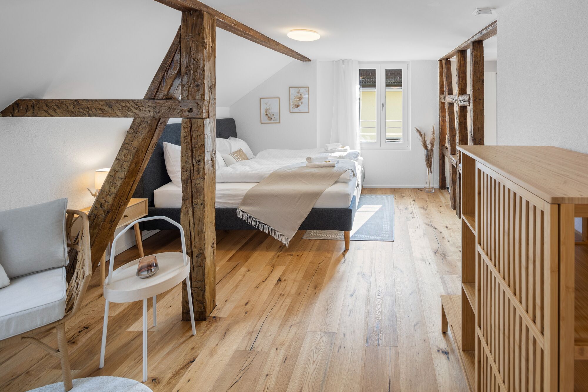 Helle Schlafzimmer mit viel Charme.