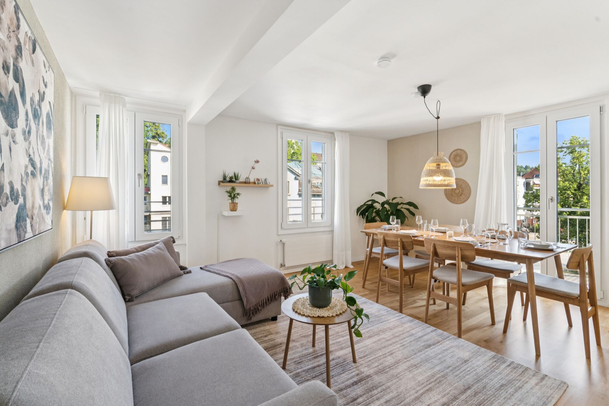 großzügiges Wohnzimmer