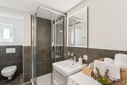 Moderne Badezimmer mit Duschen