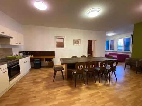 XXL Gruppenapartments | 8 Min. zum Flughafen | 160m² | WLAN Bild 3