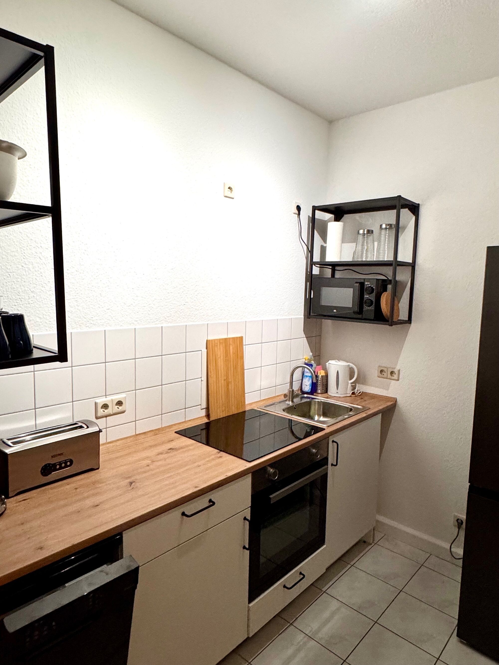 Küche mit Kochgelegenheit, Kühl- und Gefrierschrank, Mikrowelle, Toaster uvm.